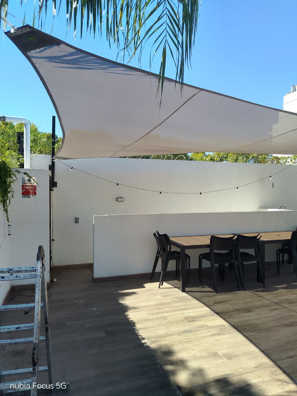 Toldo de vela en terraza gastronómica